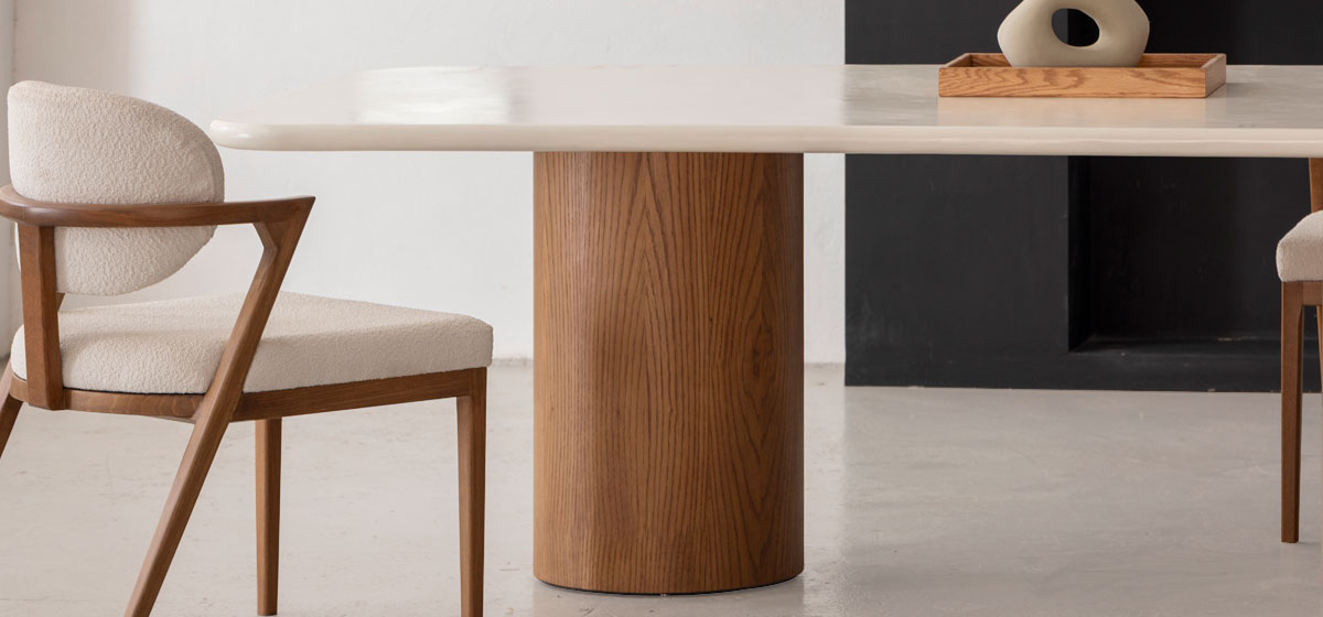 Table de repas Niya en béton ciré et bois Kasbah Design Marrakech